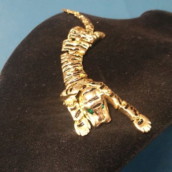 Over the Shoulder Articulated 1980 Gold/Black Panther Brooch with Green Eyes - Picture 6 of 11